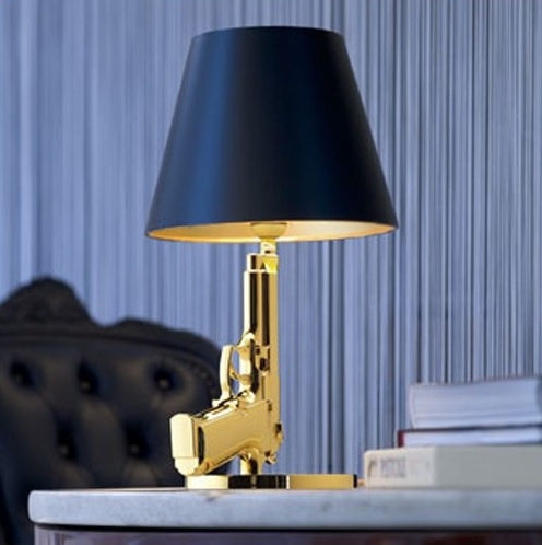 Lampe de table design Gun bedside DezignLover.com